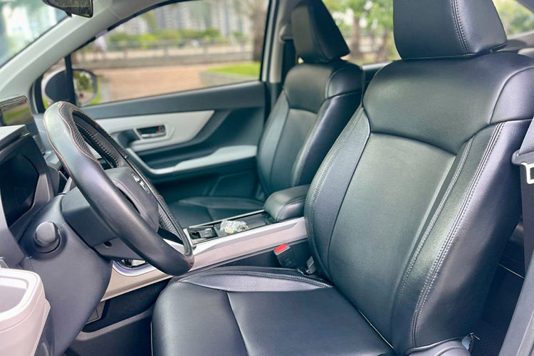 Đi cùng với đó là loạt trang bị hiện đại được trang bị cho Toyota Veloz Cross như lưới tản nhiệt giống các mẫu xe sang Lexus, nhiều chi tiết mạ chrome trang trí, mâm xe 17 inch, đèn chiếu sáng trước LED, đèn hậu LED nối liền nhau.