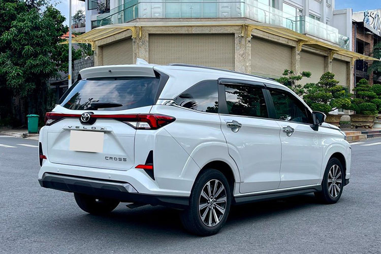 Cả 2 phiên bản của Veloz Cross CVT và CVT Top đều được trang bị động cơ xăng dung tích 1.5L, 4 xi-lanh, hút khí tự nhiên kết hợp hộp số tự động vô cấp CVT, cho công suất 105 mã lực cùng sức kéo 137 Nm.