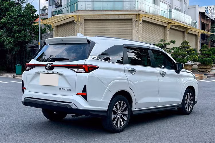 Cả 2 phiên bản của Veloz Cross CVT và CVT Top đều được trang bị động cơ xăng dung tích 1.5L, 4 xi-lanh, hút khí tự nhiên kết hợp hộp số tự động vô cấp CVT, cho công suất 105 mã lực cùng sức kéo 137 Nm.