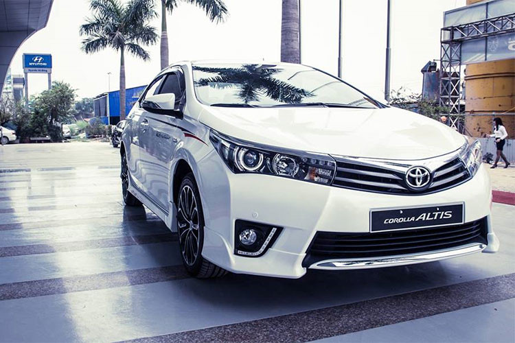 Toyota Corolla Altis có doanh số đạt 473 xe, tăng 25 so với cùng kỳ năm ngoái. Toyota Corolla 2018 là phiên bản nâng cấp lần thứ 2 nhưng là lần thay đổi ngoại hình đáng kể nhất của Altis thế hệ thứ 11 ra mắt lần đầu tại Việt Nam năm 2014. Xe có 5 phiên bản, với việc thêm một bản 1.8E CVT nhưng là bản thiếu và 1 bản 2.0V Sport.