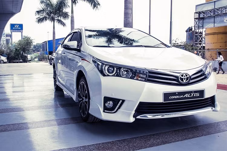 Toyota Corolla Altis có doanh số đạt 473 xe, tăng 25 so với cùng kỳ năm ngoái. Toyota Corolla 2018 là phiên bản nâng cấp lần thứ 2 nhưng là lần thay đổi ngoại hình đáng kể nhất của Altis thế hệ thứ 11 ra mắt lần đầu tại Việt Nam năm 2014. Xe có 5 phiên bản, với việc thêm một bản 1.8E CVT nhưng là bản thiếu và 1 bản 2.0V Sport.