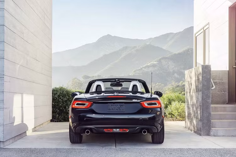 FIAT 124 Spider thực sự khác biệt với chiếc Mazda MX-5 nằm ở khối động cơ dưới nắp ca pô. Động cơ 1.5L và 1.8L nạp khí tự nhiên của MX-5 được thay thế bằng khối động cơ có nguồn gốc từ mẫu xe Abarth 500.