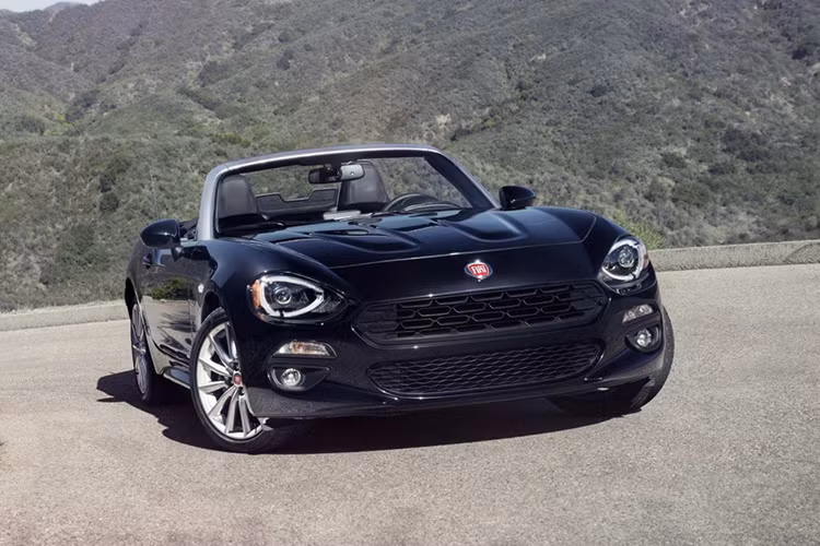 Được ra mắt tại Triển lãm Los Angeles 2015, Fiat 124 Spider mới được xây dựng và phát triển trên cơ sở giống với chiếc xe mui trần cao cấp của hãng xe Nhật Bản - Mazda MX-5.