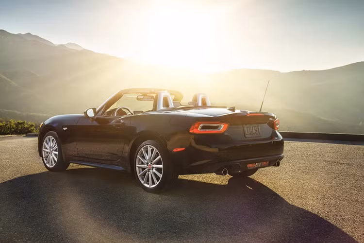 Theo dự kiến, những chiếc roadster FIAT 124 Spider sẽ đến tay người tiêu dùng đầu tiên tại thị trường Mỹ vào mùa hè năm sau. Xe chưa được công bó giá bán chính thức cũng như những thị trường tiếp theo mà nó sẽ đến.