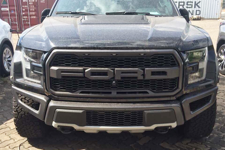 Ngoài ra, mẫu xe bán tải cớ lớn nhà Ford còn được trang bị hệ thống treo thể thao hàng hiệu của Fox, 2 ống xả cỡ lớn phía sau, bộ mâm hợp kim 17 inch sơn đen và lốp BFGoodrich All-Terrain. Đuôi xe gây ấn tượng với logo cỡ lớn kết hợp 2 ống xả đơn riêng biệt.