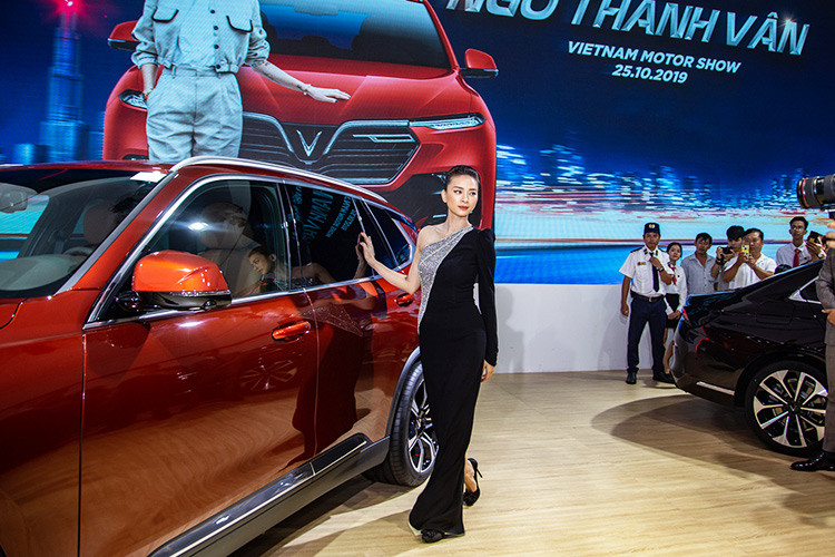 Được thiết kế bởi studio nổi tiếng Pininfarina, VinFast LUX SA2.0 mang ngoại hình ấn tượng, đặc biệt là phần đầu xe mang đậm dấu ấn thương hiệu VinFast với lưới tản nhiệt thiết kế lớn, logo chữ "V" của VinFast nổi bật ở chính giữa.