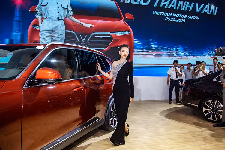 Được thiết kế bởi studio nổi tiếng Pininfarina, VinFast LUX SA2.0 mang ngoại hình ấn tượng, đặc biệt là phần đầu xe mang đậm dấu ấn thương hiệu VinFast với lưới tản nhiệt thiết kế lớn, logo chữ "V" của VinFast nổi bật ở chính giữa.