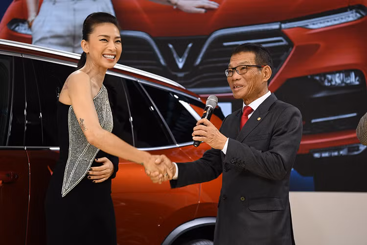 Vô lăng của xe là loại 3 chấu khá thể thao và được bọc da, Bảng đồng hồ của VinFast LUX SA2.0 là loại analog kết hợp với màn hình màu TFT ở chính giữa, hiển thị nhiều thông tin cơ bản của xe.