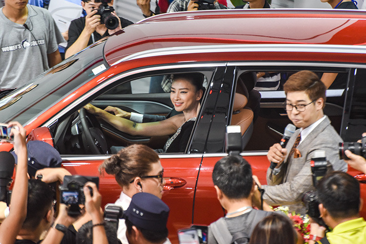 Sức mạnh được truyền tới bánh thông qua hộp số tự động ZF 8 cấp. Ngoài ra, mẫu xe Vinfast Lux SA 2.0 mới này còn có hệ dẫn động cầu sau ở bản tiêu chuẩn hoặc 4 bánh ở bản cao cấp.