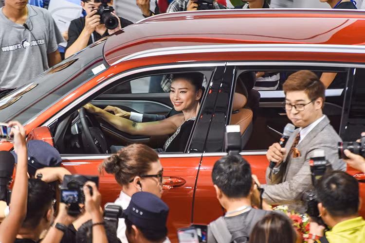 Sức mạnh được truyền tới bánh thông qua hộp số tự động ZF 8 cấp. Ngoài ra, mẫu xe Vinfast Lux SA 2.0 mới này còn có hệ dẫn động cầu sau ở bản tiêu chuẩn hoặc 4 bánh ở bản cao cấp.