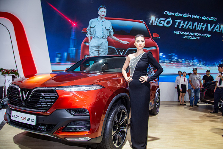 Cung cấp sức mạnh cho VinFast LUX SA2.0 là khối động cơ BMW N20 với 4 xylanh, tăng áp, dung tích 2.0 lít, sản sinh công suất 228 mã lực tại tua máy 5.000 - 6.000 vòng/phút và mô-men xoắn cực đại đạt 350 Nm tại tua máy 1.750 - 4.500 vòng/phút.