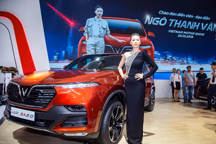 Cung cấp sức mạnh cho VinFast LUX SA2.0 là khối động cơ BMW N20 với 4 xylanh, tăng áp, dung tích 2.0 lít, sản sinh công suất 228 mã lực tại tua máy 5.000 - 6.000 vòng/phút và mô-men xoắn cực đại đạt 350 Nm tại tua máy 1.750 - 4.500 vòng/phút.