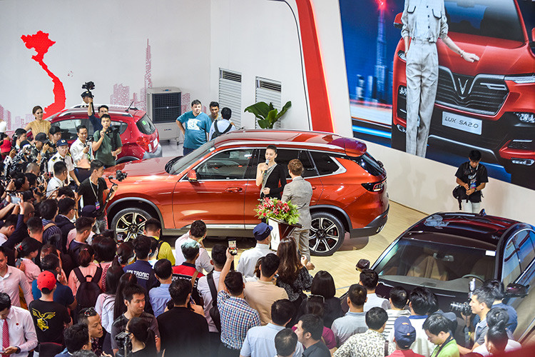 Trao đổi với báo chí, đạo diễn/diễn viên Ngô Thanh Vân cho biết, cô là một người có cá tính khá mạnh và ưa thích sự nổi bật. Đó cũng chính là lý do để cô đưa ra quyết định lựa chọn chiếc SUV mang thương hiệu Việt đầu tiên và chiếc xe mang màu ngoại thất đỏ cam rực rỡ và lạ mắt.