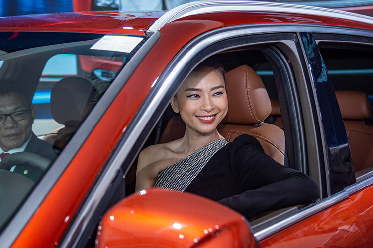 Xe cũng sở hữu dải đèn LED định vị kéo dài xuống lưới tản nhiệt mang phong cách hiện đại, kết hợp với chi tiết crôm bóng bên phải của logo tạo nên chữ "F", ký tự thứ hai trong cái tên của thương hiệu xe Việt.