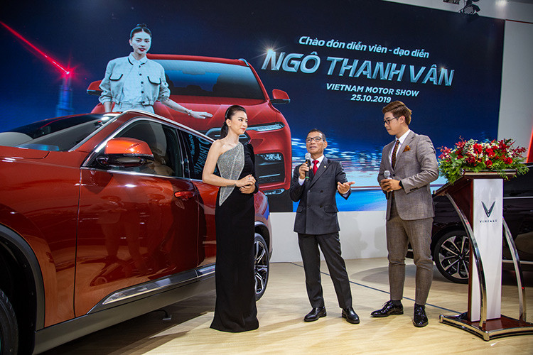 Được biết, đây cũng là lần đầu tiên chiếc SUV hạng sang VinFast LUX SA2.0 ra mắt tại một triển lãm xe ở Việt Nam. Tròn một năm về trước, mẫu xe này đã được trình làng tại triển lãm Paris Motor Show 2018. VinFast LUX SA2.0 cũng mới được chứng nhận an toàn ASEAN NCAP 5 sao.