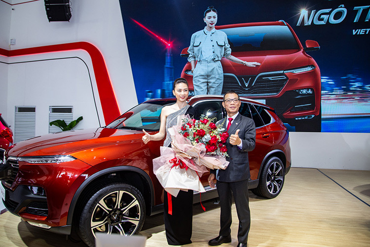 Mới đây tại gian hàng của Vinfast ở triển lãm ôtô Việt Nam 2019 (VMS) đã diễn ra buổi bàn giao xe VinFast LUX SA2.0 mới cho ngôi sao, đạo diễn điện ảnh Ngô Thanh Vân. Được biết, cô cũng là đại sứ của thương hiệu Vinfast.