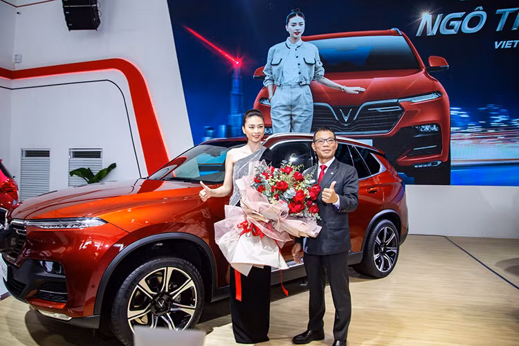 Mới đây tại gian hàng của Vinfast ở triển lãm ôtô Việt Nam 2019 (VMS) đã diễn ra buổi bàn giao xe VinFast LUX SA2.0 mới cho ngôi sao, đạo diễn điện ảnh Ngô Thanh Vân. Được biết, cô cũng là đại sứ của thương hiệu Vinfast.