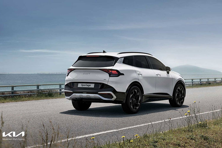 Nhìn chung, Kia Sportage thế hệ mới không chỉ thừa hưởng khá nhiều đường nét mạnh mẽ của "người anh em" Hyundai Tucson mà còn biến tấu nó trở nên đặtc biệt và táo bạo hơn. Xe cũng có nhiều trang bị hiện đại như hệ thống camera 360 độ, hệ thống âm thanh Krell, cửa sổ trời, hệ thống hỗ trợ đỗ xe từ xa, ghế bọc da pha da lộn hay bàn đạp ga/phanh ốp kim loại...(trên các bản cao cấp).