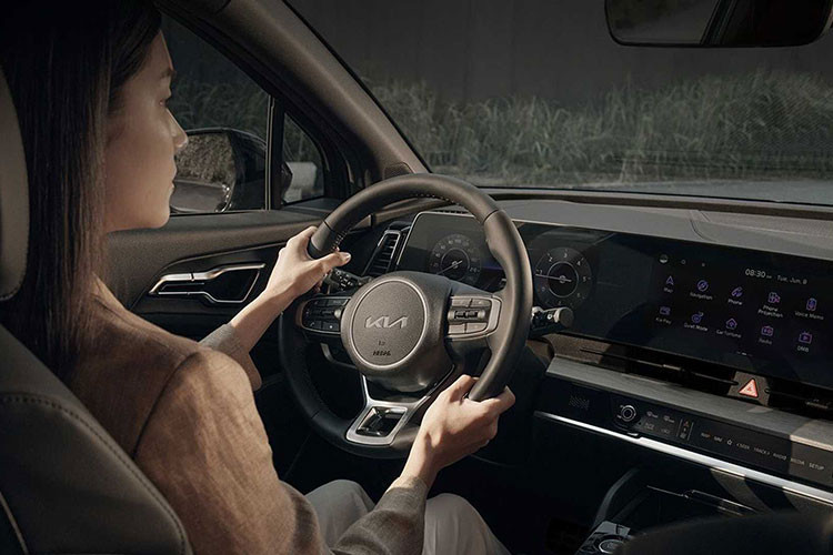 Kia Sportage thế hệ mới sở hữu vóc dáng và phong cách thiết kế tổng thể hoàn toàn thay đổi so với phiên bản tiền nhiệm. Trước đây khi nhắc tới Sportage, người ta thường nói tới một mẫu xe có vẻ ngoài tròn trịa và lạ mắt. Tuy nhiên, điều này đã thay đổi toàn diện trên phiên bản mới.