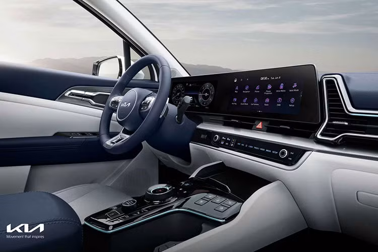 Cả 2 đều đi kèm với hộp số ly hợp kép 7 cấp hoặc số tự động 8 cấp. Trước đó, Kia cũng đã xác nhận rằng sẽ bổ sung các biến thể hybrid và PHEV cho Sportage nhưng hãng không đưa ra thông tin chi tiết.