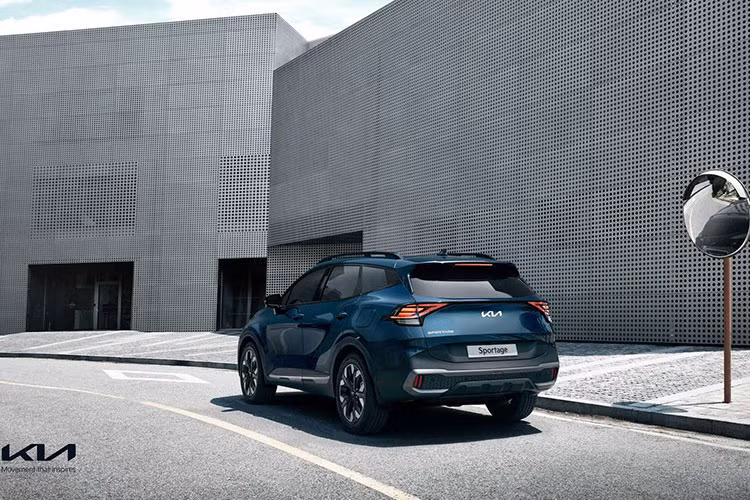 Cả 2 phiên bản Kia Sportage hoàn toàn mới đều đi kèm với hộp số ly hợp kép 7 cấp hoặc số tự động 8 cấp. Trước đó, Kia cũng đã xác nhận rằng sẽ bổ sung các biến thể hybrid và PHEV cho Sportage nhưng hãng không đưa ra thông tin chi tiết.