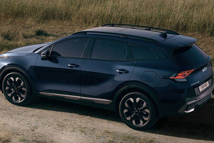 Bên cạnh đó, việc giới thiệu biến thể plug-in hybrid (PHEV) của Sportage 2022 tại Malaysia cũng đang trong quá trình thảo luận. Trên toàn cầu, Sportage 2022 hiện được cung cấp với 2 lựa chọn truyền động là cỗ máy 1.6L 4 xi-lanh cho công suất 177 mã lực / mô-men xoắn 264 Nm, hoặc máy dầu diesel tăng áp 2.0L cho 183 mã lực / 416 Nm.