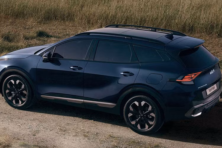 Bên cạnh đó, việc giới thiệu biến thể plug-in hybrid (PHEV) của Sportage 2022 tại Malaysia cũng đang trong quá trình thảo luận. Trên toàn cầu, Sportage 2022 hiện được cung cấp với 2 lựa chọn truyền động là cỗ máy 1.6L 4 xi-lanh cho công suất 177 mã lực / mô-men xoắn 264 Nm, hoặc máy dầu diesel tăng áp 2.0L cho 183 mã lực / 416 Nm.