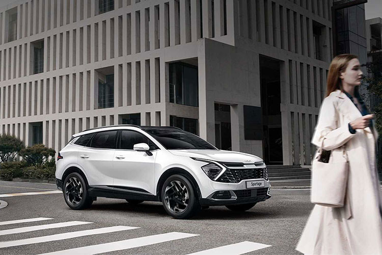 Giá xe Kia Sportage 2022 chưa được công bố tại Malaysia, Bermaz Auto - nhà phân phối xe Kia tại Malaysia - cũng có kế hoạch lắp ráp 2 mẫu xe Kia khác là Kia Carnival (Sedona) và Kia Seltos - sớm nhất là vào năm sau. Dự tính mẫu xe này cũng sẽ sớm về Việt Nam.