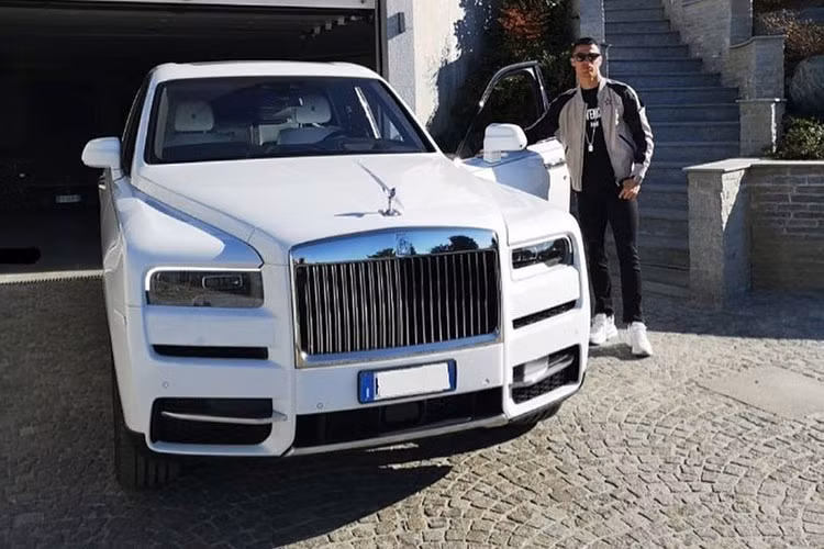 Được biết giá trị của bộ sưu tập siêu xe và xe sang của Cristiano Ronaldo sở hữu khoảng hơn 20 chiếc với giá trị lên đến cả chục triệu đô la. Dự đoán, sau khi đến MU anh sẽ tiếp tục tậu thêm siêu xe mới vào bộ sưu tập của mình. 