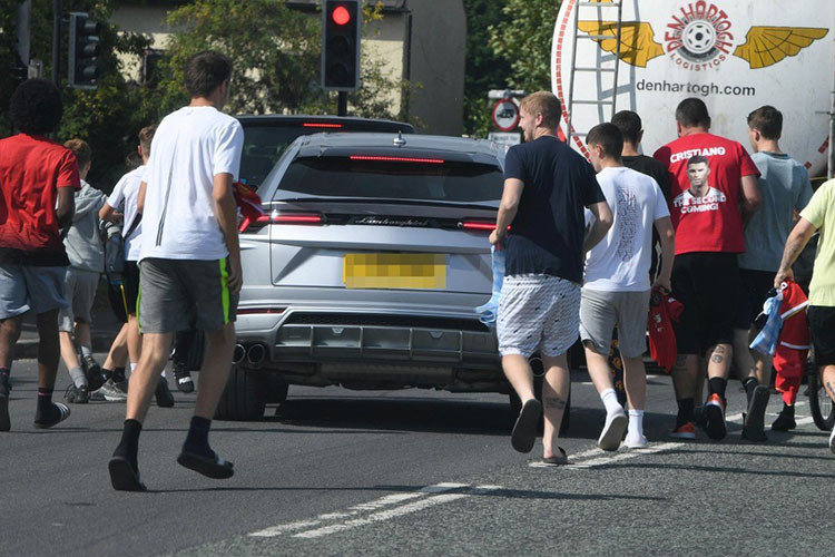 Siêu SUV Lamborghini Urus được mệnh danh là mẫu SUV nhanh nhất thế giới với trang bị động cơ V8 4.0L tăng áp kép, sản sinh công suất 641 mã lực và 850 Nm mô-men xoắn. Sức mạnh này được truyền tới cả 4 bánh xe thông qua hộp số tự động 8 cấp. Từ đó, xe có thể tăng tốc từ 0 - 100 km/h chỉ trong 3,6 giây, trước khi chạm ngưỡng tối đa 305 km/h.