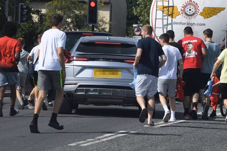 Siêu SUV Lamborghini Urus được mệnh danh là mẫu SUV nhanh nhất thế giới với trang bị động cơ V8 4.0L tăng áp kép, sản sinh công suất 641 mã lực và 850 Nm mô-men xoắn. Sức mạnh này được truyền tới cả 4 bánh xe thông qua hộp số tự động 8 cấp. Từ đó, xe có thể tăng tốc từ 0 - 100 km/h chỉ trong 3,6 giây, trước khi chạm ngưỡng tối đa 305 km/h.