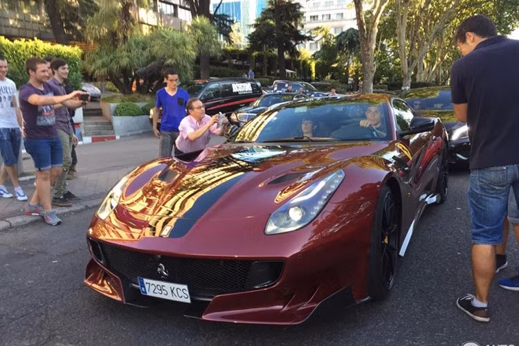 Siêu xe Ferrari F12tdf hàng hiếm nằm trong số 799 chiếc duy nhất được sản xuất trên toàn thế giới vừa được Cristiano Ronaldo bổ sung cho bộ sưu tập của mình vào năm 2017. Đây là phiên bản hạn chế số lượng với mức giá khởi điểm cho siêu xe này vào khoảng 350.000 USD.