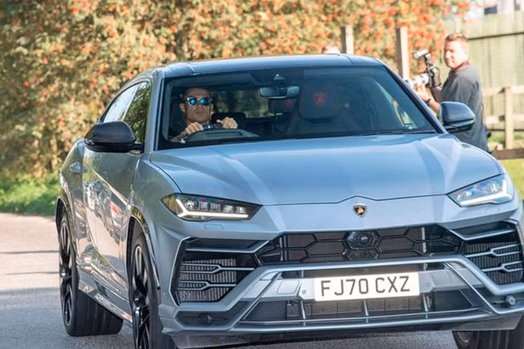 Theo nhận định, ngay sau khi hoàn tất các thủ tục với câu lạc bộ mới và ổn định chỗ ở, Cristiano Ronaldo sẽ mang đầy đủ bộ sưu tập siêu xe của mình tới Anh Quốc. Những mẫu xe đáng chú ý mới được anh tậu gồm chiếc Ferrari Monza SP2 trị giá 1,9 triệu USD được tậu hồi tháng 5/2021, chiếc Bugatti Centodieci trị giá 11,1 triệu USD, chiếc Bugatti Chiron trị giá 3 triệu USD hay chiếc Bugatti Veyron Grand Sport Vitesse trị giá 2,2 triệu USD.