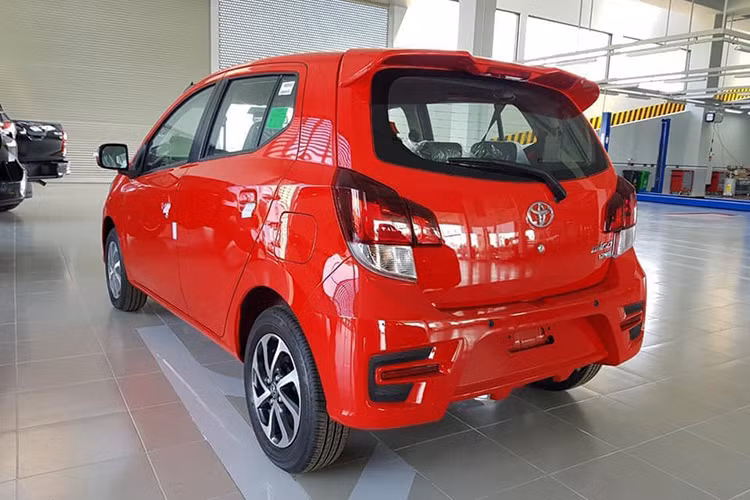 Thậm chí, đã có một vài đại lý tại Hà Nội đang công bố tới khách hàng mức giảm 40 triệu đồng. Phiên bản số sàn còn đang có thêm mức ưu đãi 15 triệu đồng tiền lệ phí trước bạ từ chính hãng Toyota Việt Nam.