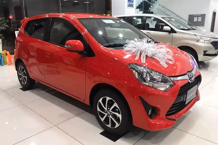 Toyota Wigo tại Việt Nam hiện được trang bị động cơ 4 xy-lanh, phun xăng điện tử, dung tích 1.2L cho công suất 86 mã lực tại vòng tua máy 6.000 vòng/phút và mô-men xoắn cực đại 107 Nm tại 4.200 vòng/phút, đi cùng hộp số sàn 5 cấp hoặc số tự động 4 cấp. Trọng lượng không tải 870 kg với bản số sàn và nặng hơn 20 kg với bản số tự động.
