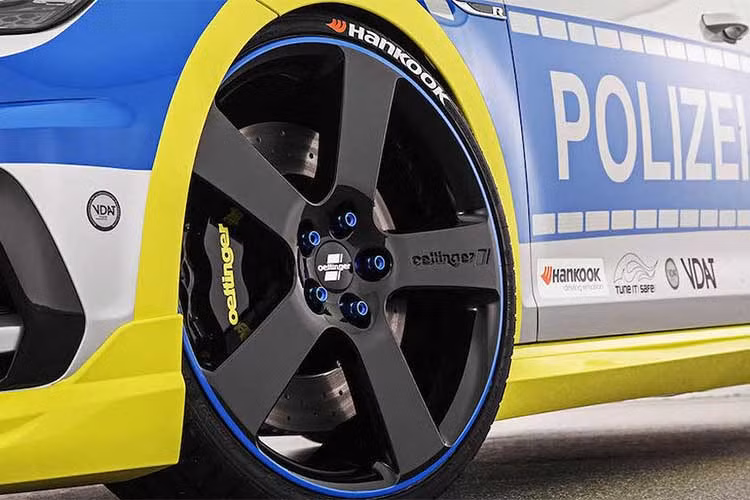 Bên cạnh đó, "dàn chân" của chiếc xe cũng được nâng cấp với mâm 20 inch kèm lốp thể thao của Hankook. Tuy nhiên, những trang bị theo tiêu chuẩn xe cảnh sát mới chính là thứ khiến bản độ này trở nên độc đáo.