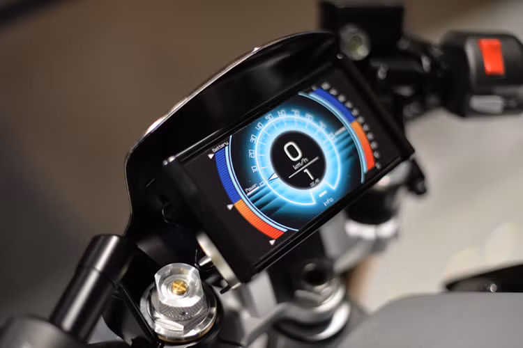 Trong khi nhiều hãng sản xuất xe máy trên thế giới đẩy mạnh phát triển nâng cấp tuổi thọ của pin và phạm vi hoạt động của xe cùng khả năng sạc nhanh, bộ pin sạc nhanh có khả năng thay thế của Yamaha có thể mang lại hiệu ứng “sét đánh giữa trời quang”.