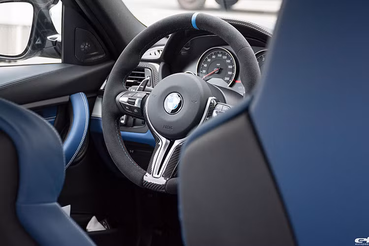 Nội thất chiếc BMW F80 M3 này cũng nổi bật không kém. Trong khi nhiều người khác lựa chọn màu trắng, be, đỏ, đen, chủ nhân mẫu sedan mạnh mẽ này lại chọn màu xanh Fjord Blue.