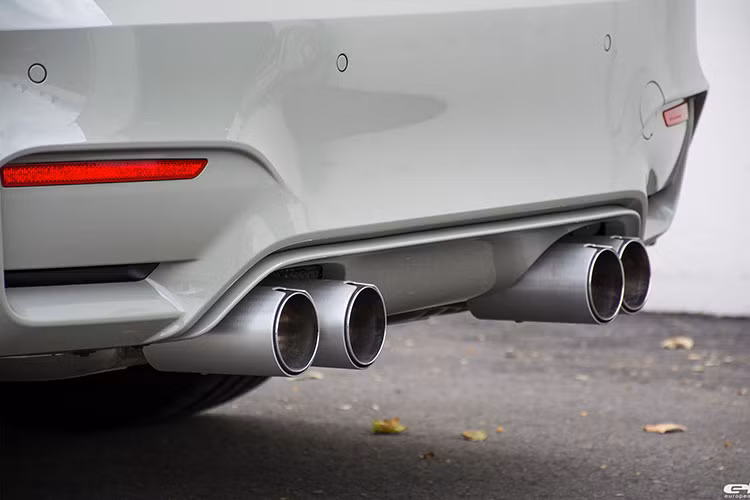 Cụm ống xả Eisenmann với 4 ống cực mạnh mẽ.