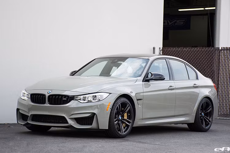 Fashion Grey là màu sắc đặc biệt BMW mới thêm vào chương trình tùy chọn BMW Individual. Tất nhiên, bạn sẽ phải bỏ ra khá nhiều tiền để có màu sơn này. 