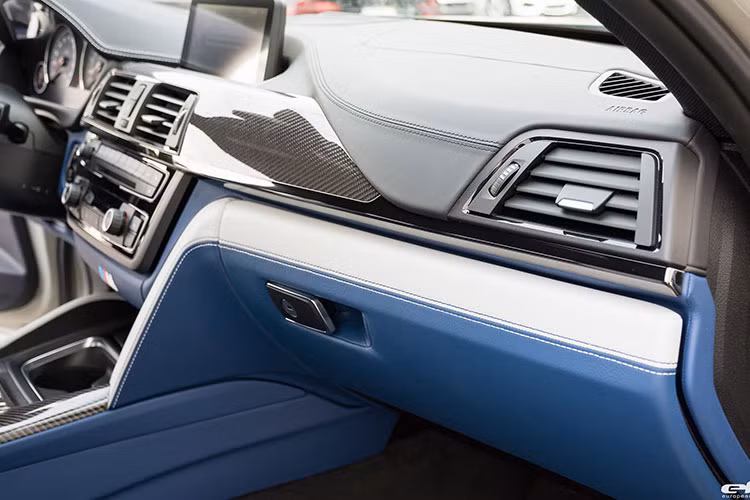 Với tùy chọn gói độ các-bon và gói Silverstone - có thể thấy đây là một combo màu rất độc đáo bên cạnh vô-lăng M Performance, lưới tản nhiệt sơn đen, ốp gương bằng sợi các-bon.