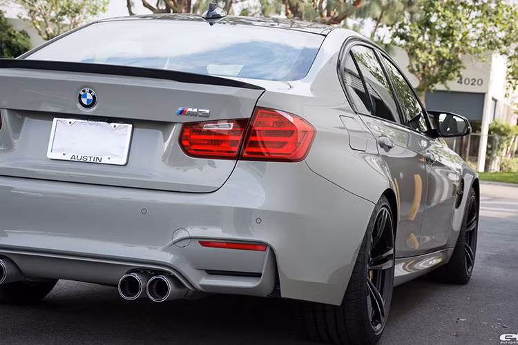 Đó lẽ đó là lí do BMW đặt tên nó là màu “xám thời trang”. Chưa hết, màu sơn này còn đổi trạng thái đậm nhạt khác nhau tùy góc nhìn và điều kiện ánh sáng.