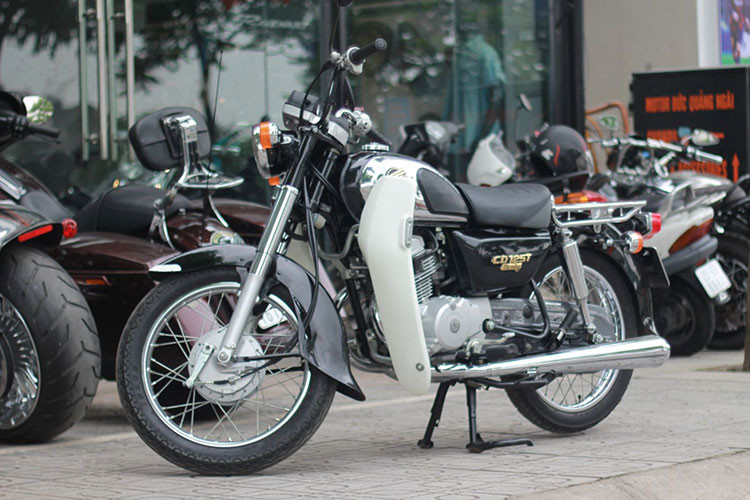 Những chiếc xe máy mang nhãn hiệu Honda đã trở nên quá quen thuộc với người dân Việt Nam. Đối với nhiều người Việt, mỗi chiếc xe Honda được gắn với vô vàn kỷ niệm, vui, buồn, tuổi thơ, quá khứ… Trong số vô vàn những chiếc xe đó, Honda CD Benly 125 cũng là một biểu tượng.