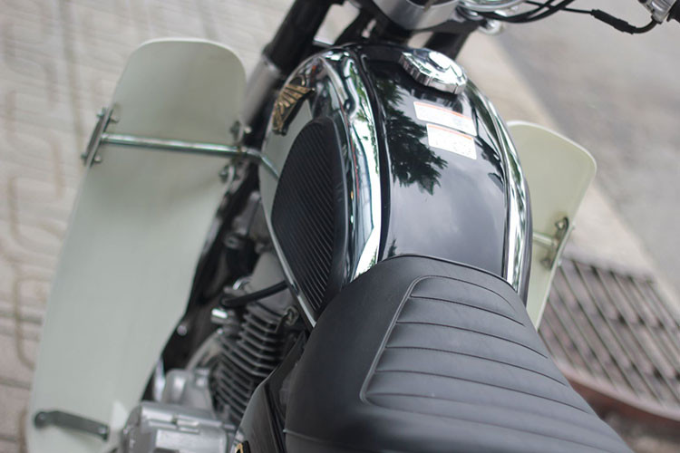 Điểm nhấn của mẫu xe CD 125 này chính là thiết kế của bình xăng lớn rất ấn tượng và không hề lỗi mốt sau 20 năm, với sự tạo ghép từ ốp cao su, ốp má xi và cánh chim biểu tượng Honda. Chiếc bình xăng lớn của chiếc xe này vẫn nguyên, đẹp với toàn bộ phần tem nhãn như khi xuất xưởng.