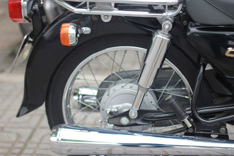 Dù là xế cổ có tuổi đời hàng chục năm, nhưng mẫu xe này là hàng Nhật chính hiệu, rất ít hỏng vặt, tạo một sự an tâm lớn để cùng chủ nhân chinh phục mọi cung đường. Thiết kế máy đứng với cổ pô cao khiến nước không vào động cơ dễ dàng được, nên trên đường lụt lội đôi chút, “Hoàng tử đen” vẫn dễ dàng vượt qua