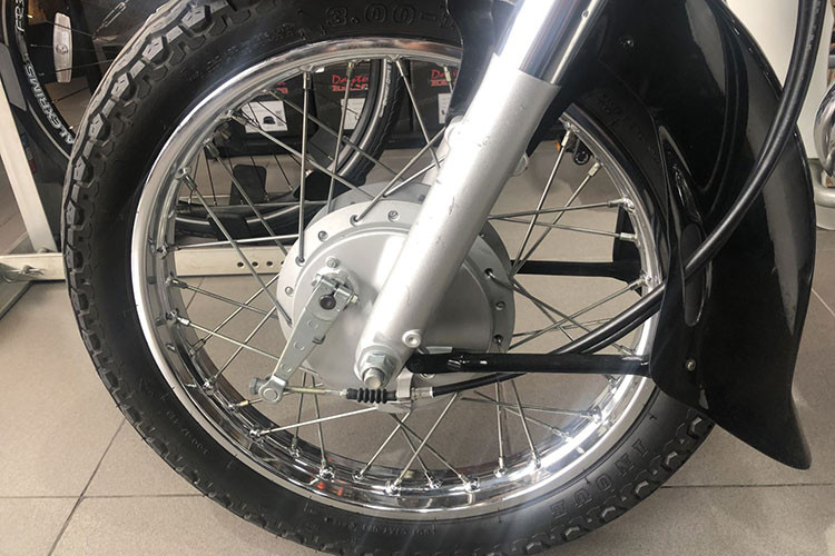 Honda CD 125 Benly sở hữu phuộc trước dạng ống lồng, sau lò xo trụ. Xe được trang bị vành nan với baznhs căm khá đẹp mắt. Hệ thống an toàn của xe vẫn là dạng phanh cơ cho cả trước và sau. Các chi tiết trên xe từ màu sơn đến màu mạ sáng khá phù hợp và đẹp mắt, đúng chất "Hoàng tử đen".