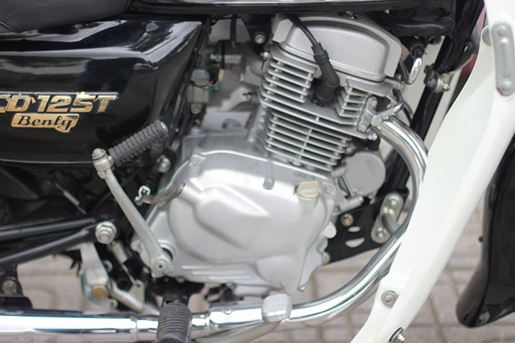 "Trái tim" của CD125T Benly là khối động cơ 2 xi-lanh thẳng hàng SOHC 2 van với dung tích thực 124 cc, sử dụng chế hòa khí và hộp số 5 cấp, giúp chiếc xe có thể đạt công suất tối đa 11 mã lực và mô-men xoắn 9,8 Nm. Một trong những điểm "ghi dấu" của chiếc xe đó là cặp pô kép cho âm thanh trầm ấm ngay cả ở dạng nguyên bản.