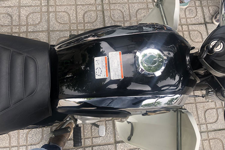 Các phần kính đèn pha và mặt nhựa đồng hồ của xe vẫn rất trong và đẹp như mới, đặc biệt số km đã chạy theo đồng hồ ODO mới chỉ dừng mức 3.870km. Các phần xi mạ của xe như vỏ thụt trước sau, ốp bình xăng lớn, ba ga sau và bốn củ xi nhan đều mới tinh như xe xuất xưởng. Đặc biệt là dàn ốc của xe vẫn sáng đủ 7 màu như "đập thùng".