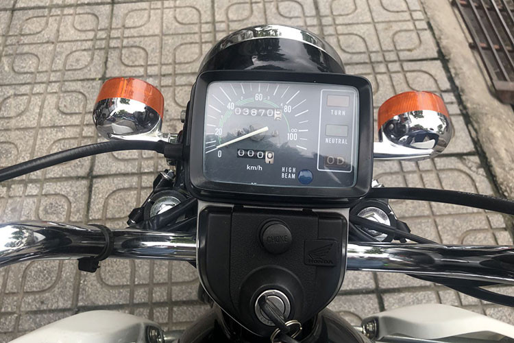 Cụ thể như chiếc Honda CD 125 tại Hà Nội trong bài viết này, khi PV vô tình bắt gặp tại phố Vũ Đức Thận - Long Biên, Hà Nội. Bên ngoài chiếc xe gần như mới tinh và ít có những dấu tích thời gian dù đã sản xất cách đây 20 năm. Phần sơn xe cũng như phần sơn da máy và may ơ xe còn nguyên xi chưa có dấu sơn tút lại.