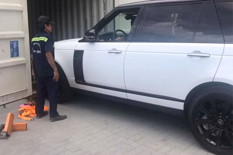 Với lợi thế từ hệ truyền động hybrid, có khả năng siêu tiết kiệm nhiên liệu và cực kỳ thân thiện với môi trường, Range Rover Autobiography LWB P400E 2018 có thể sẽ thu hút được rất nhiều sự quan tâm của những đại gia Việt Nam yêu thích dòng SUV "xanh" cỡ lớn này. Giá bán cho mẫu SUV hạng sang này dự đoán khoảng 9,3 tỷ đồng.